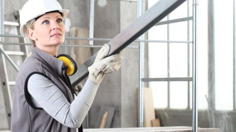 mujer en la construcción